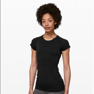 black lululemon shirt
